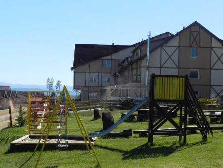Detské ihrisko - vľavo apartmány.